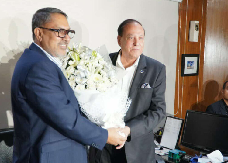ফুল দিয়ে নতুন মহাসচিবের কাছে দায়িত্ব হস্তান্তর