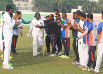 চোখের জলে প্রথম শ্রেনির ক্রিকেটকে বিদায় শামসুরের