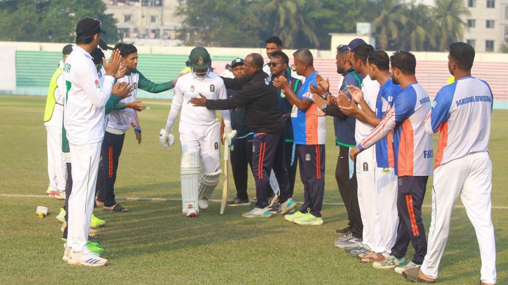 চোখের জলে প্রথম শ্রেনির ক্রিকেটকে বিদায় শামসুরের