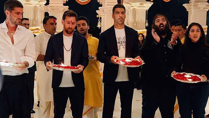 আম্বানি দম্পতির সঙ্গে আরতি করতে দেখা যাচ্ছে মেসি ও তাঁর দলকে