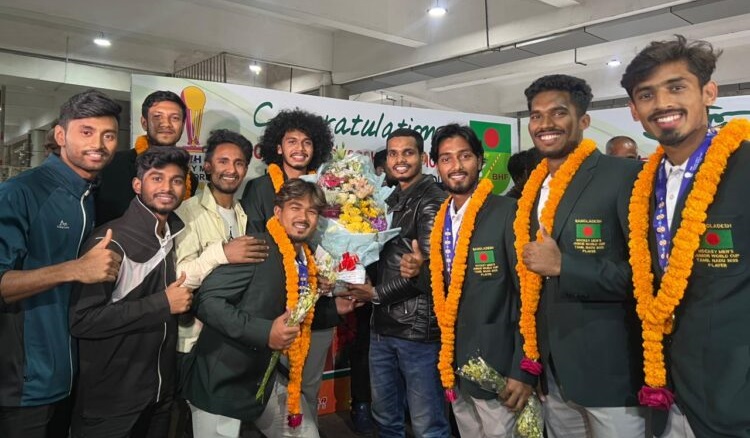 চ্যালেঞ্জার ট্রফি জিতে দেশে ফেরা হকি দলকে উষ্ণ অভ্যর্থনা