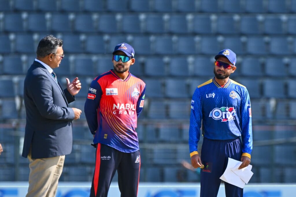 টস জিতে ফিল্ডিংয়ে ঢাকা