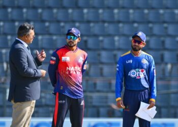 টস জিতে ফিল্ডিংয়ে ঢাকা ক্যাপিটালস