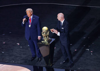 এবার সেই বিতর্কে যোগ হলো আরও গুরুতর অভিযোগ, এই পুরস্কার দেওয়ার আগেই শর্ত বেঁধে দিয়েছিল হোয়াইট হাউজ