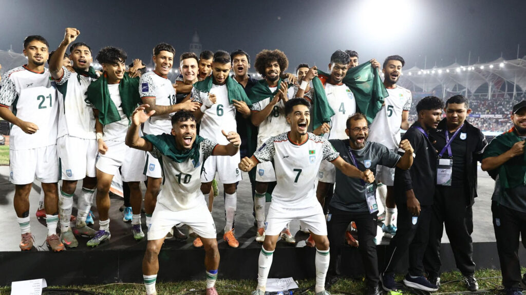 শীর্ষে থেকে বছর শেষ স্পেনের- এক মাসে অপরিবর্তিত বাংলাদেশ