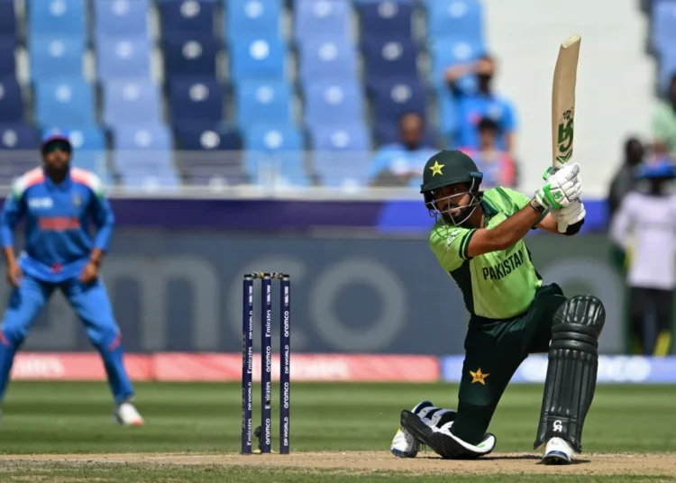 বন্যার্তদের পাশে দাঁড়ালো বাবর আজমরা