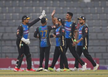 ফাহিমের বোলিং তোপে ১০২ রানে গুটিয়ে গেল চট্টগ্রাম