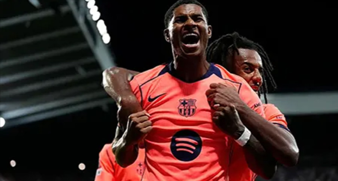 রাশফোর্ডের গোলে শেষ ষোলোতে বার্সেলোনা