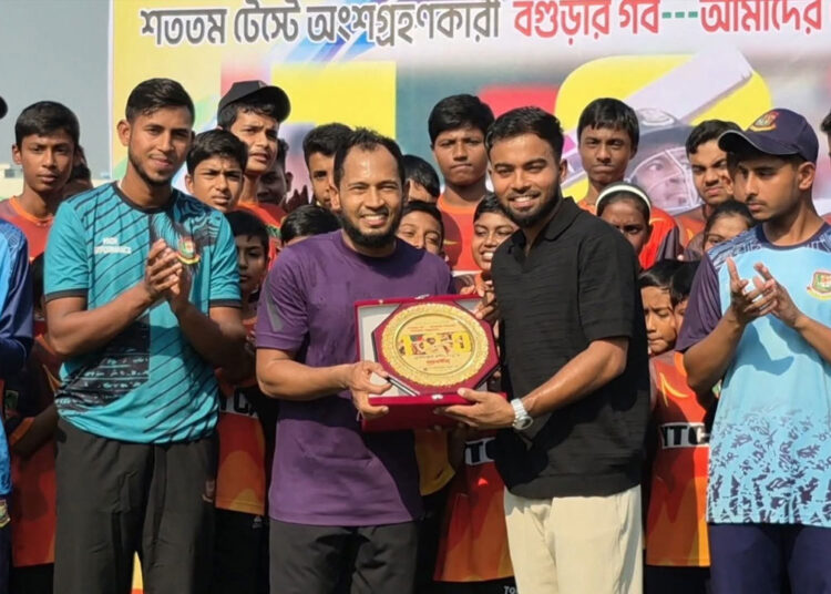 সংবর্ধনা মঞ্চে বগুড়ায় একাডেমি গড়ার ঘোষণা মুশফিকের