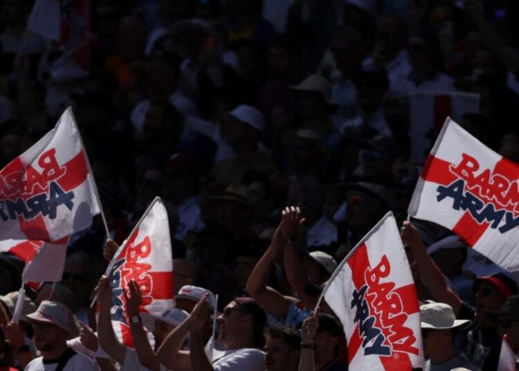 ১৫ বছর পর অস্ট্রেলিয়ার মাটিতে টেস্ট জিতলো ইংল্যান্ড