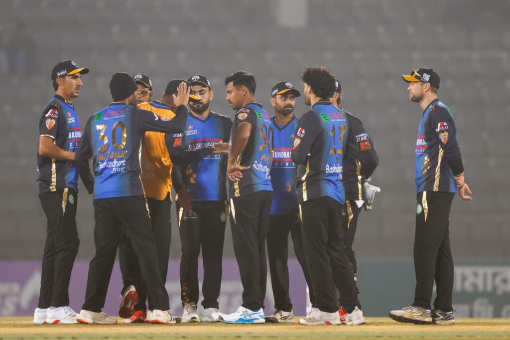 চট্টগ্রামের দেওয়া ১৭০ রানের জয়ের লক্ষ্যে ব্যাট করছে রংপুর