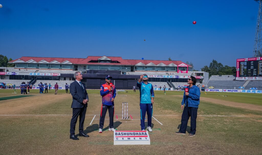 বিপিএল এ মুখোমুখি হয়েছে রাজশাহী ওয়ারিয়র্স ও নোয়াখালী এক্সপ্রেস। বৃহস্পতিবার এই ম্যাচে রাজশাহীর বিপক্ষে টস হেরে ব্যাটিংয়ে নোয়াখালী ।