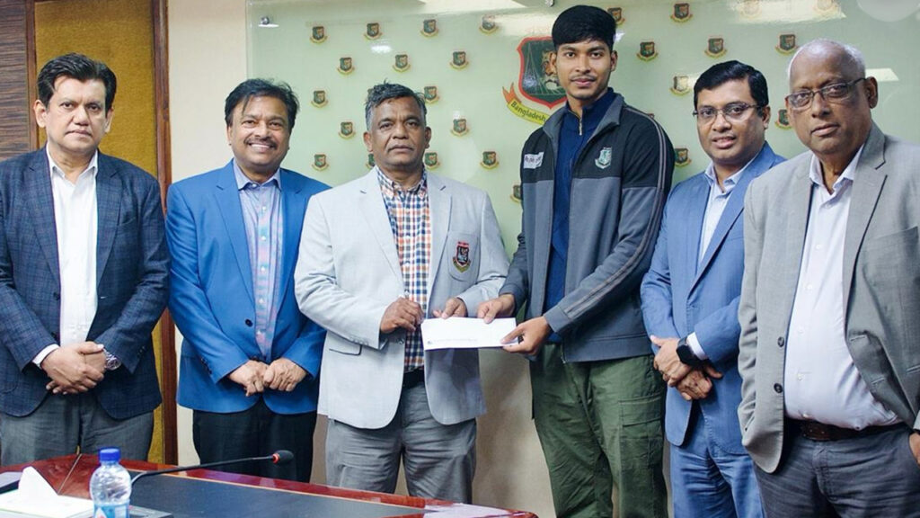 বিশ্বকাপজয়ী পেসারকে বিসিবির সহায়তা