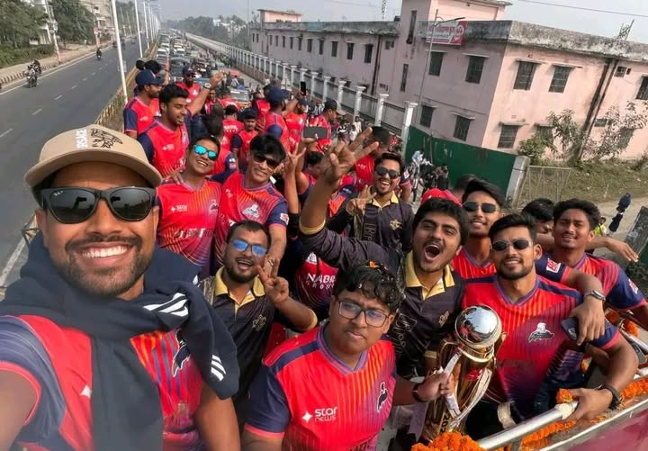 বিপিএল ট্রফি নিয়ে ছাদখোলা বাসে রাজশাহীতে শান্ত-আকবররা