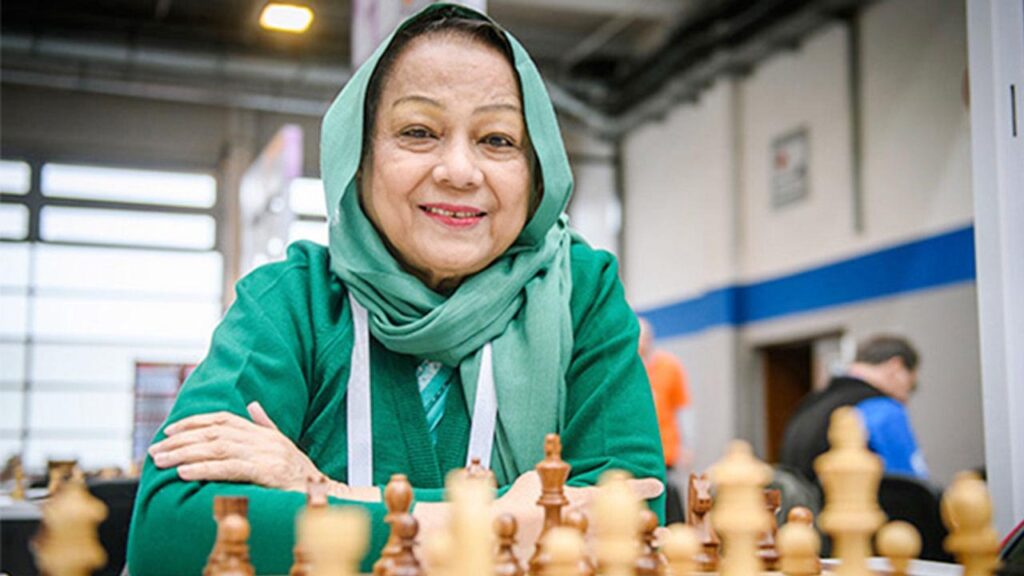 ৮২ বছর বয়সে দাবায় শিরোপা রাণী হামিদের