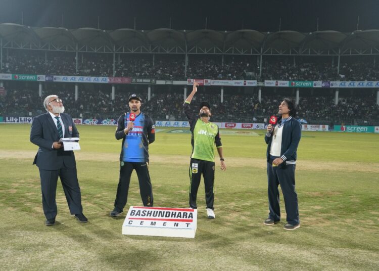 টস জিতে স্বাগতিক সিলেটকে ব্যাটিংয়ে আমন্ত্রণ জানান রংপুর রাইডার্স অধিনায়ক নুরুল হাসান সোহান