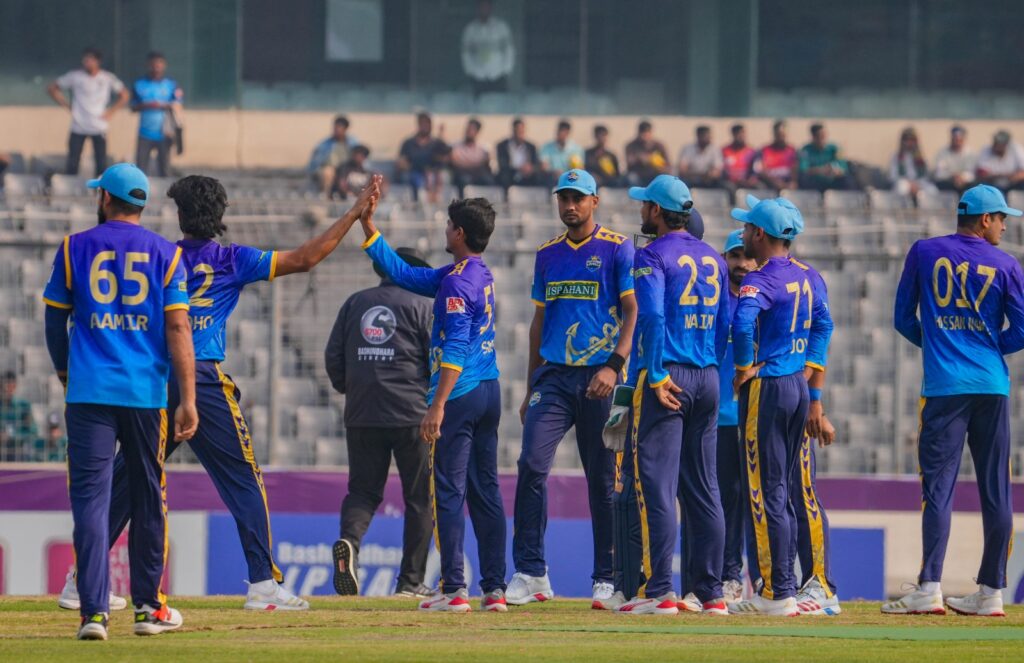 টিকে থাকার লড়াইয়ে টস হেরে ব্যাটিংয়ে নোয়াখালী