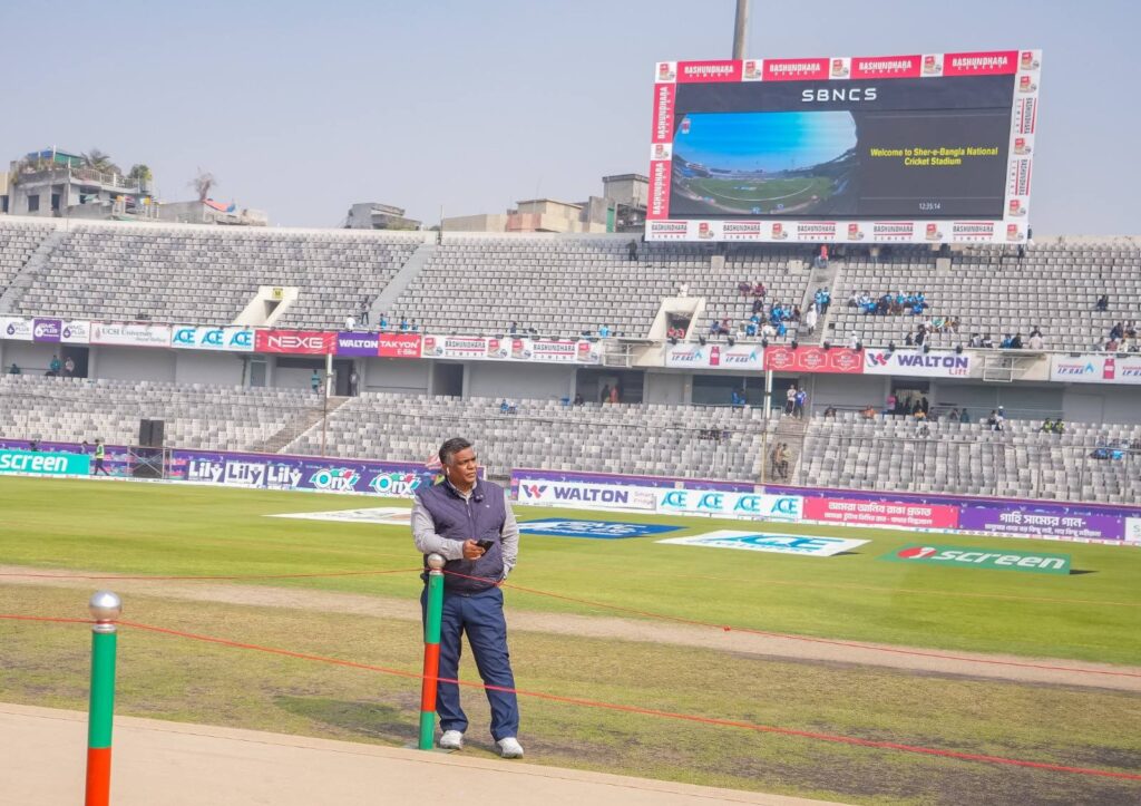 অসহায়ের মত মিরপুরের উইকেটে দাঁড়িয়ে আছেন বিসিবি সভাপতি