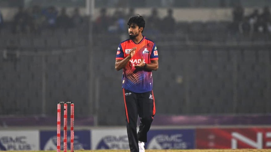 সাকিবের তোপে বিপর্যস্ত চট্টগ্রাম ১২৫ রানে থামল