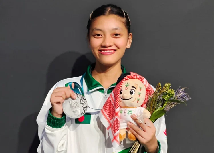 জেলা প্রশাসন থেকে বাড়ি পাচ্ছেন খৈ খৈ মারমা।