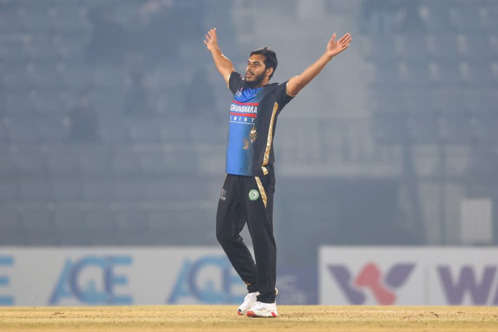 দুই হ্যাটট্রিকে সবাইকে ছাড়িয়ে গেলেন মৃত্যুঞ্জয়।