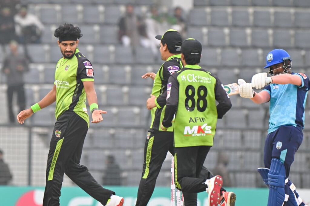 নবি-সৌম্যকে নিয়ে টস জিতে ব্যাটিংয়ে নোয়াখালী