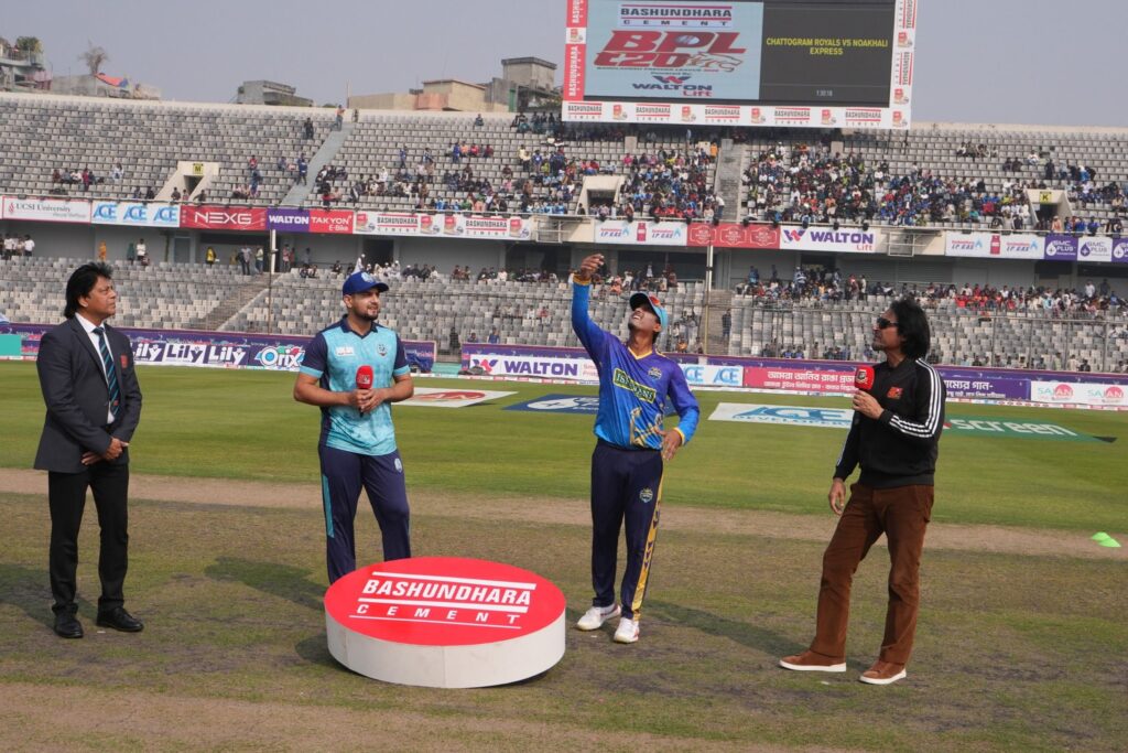 নোয়াখালী এক্সপ্রেসের বিপক্ষে টস জিতে বোলিংয়ের সিদ্ধান্ত নিয়েছে চট্টগ্রাম রয়্যালস