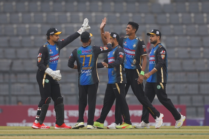 ফাহিমের বোলিং তোপে ১০২ রানে গুটিয়ে গেল চট্টগ্রাম