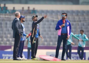 বাঁচা মরার লড়াইয়ে টস জিতে ফিল্ডিংয়ে ঢাকা