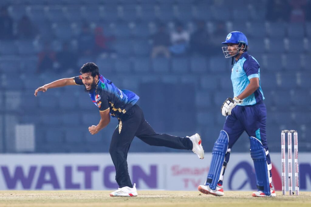 দুই হ্যাটট্রিকে সবাইকে ছাড়িয়ে গেলেন মৃত্যুঞ্জয়