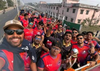 বিপিএল ট্রফি নিয়ে ছাদখোলা বাসে রাজশাহীতে শান্ত-আকবররা