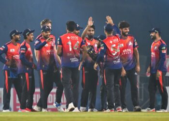 সাকিবের তোপে বিপর্যস্ত চট্টগ্রাম ১২৫ রানে থামল