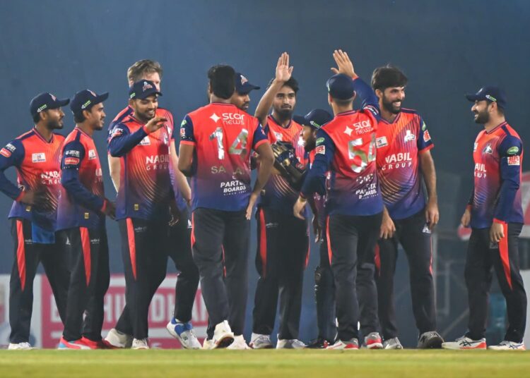 সাকিবের তোপে বিপর্যস্ত চট্টগ্রাম ১২৫ রানে থামল