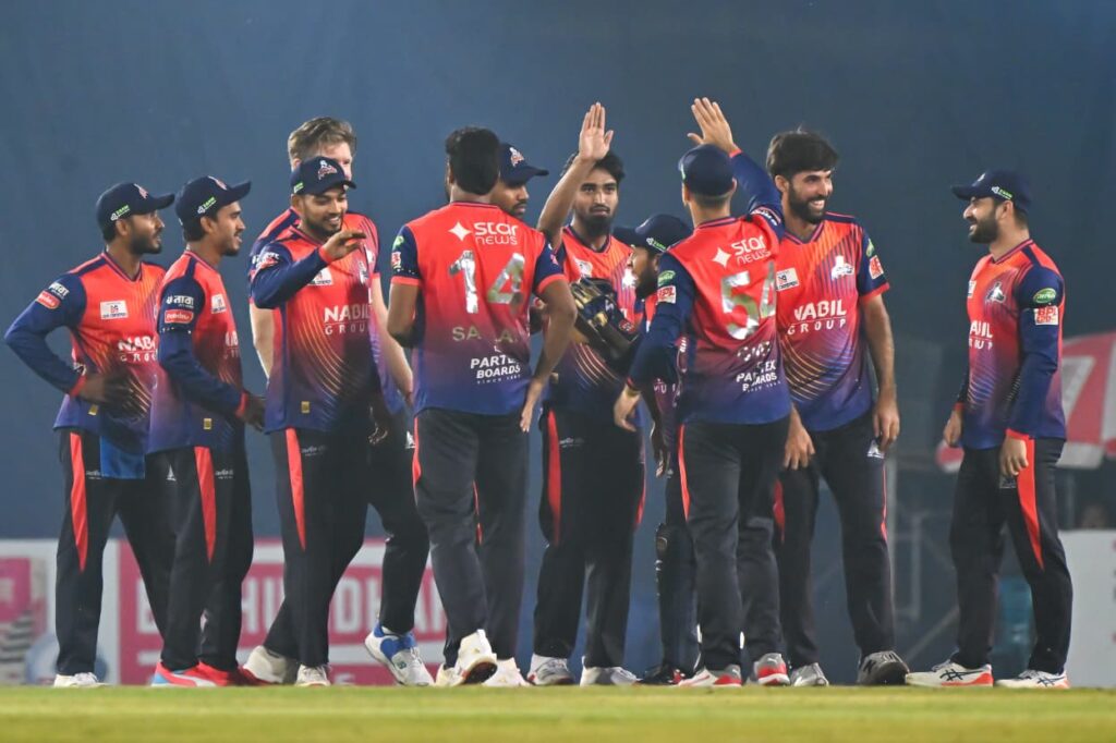 সাকিবের তোপে বিপর্যস্ত চট্টগ্রাম ১২৫ রানে থামল।