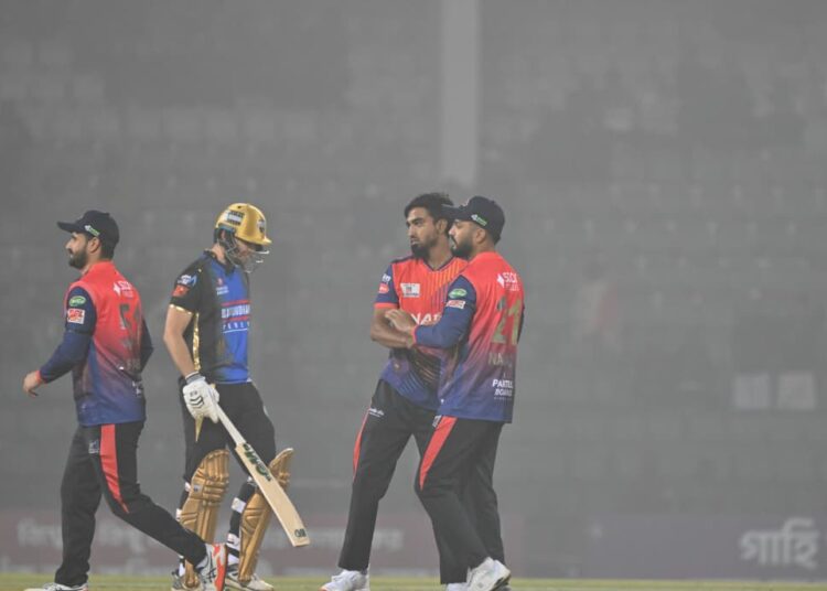 সুপার ওভারে রংপুরকে হারিয়ে শীর্ষেই থাকল রাজশাহী