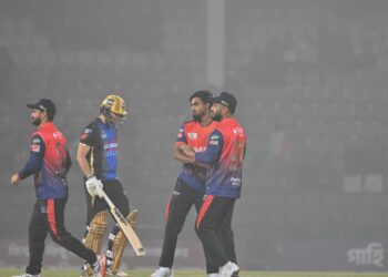 সুপার ওভারে রংপুরকে হারিয়ে শীর্ষেই থাকল রাজশাহী