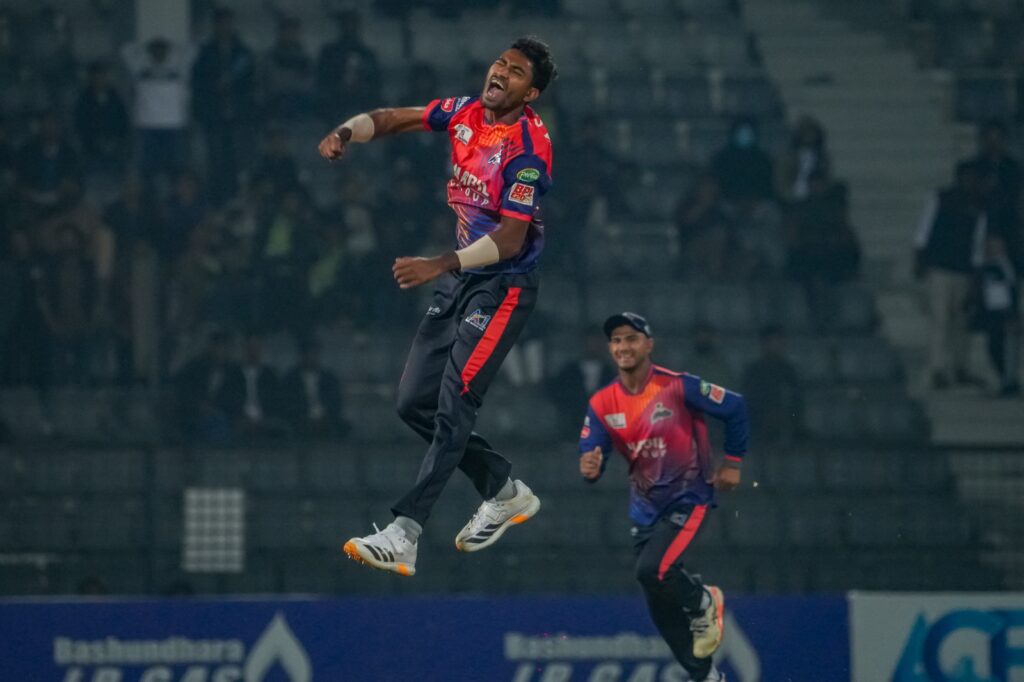 রিপনের হ্যাটট্রিকের পর তানজিদ ঝড়ে উড়ে গেল ঢাকা