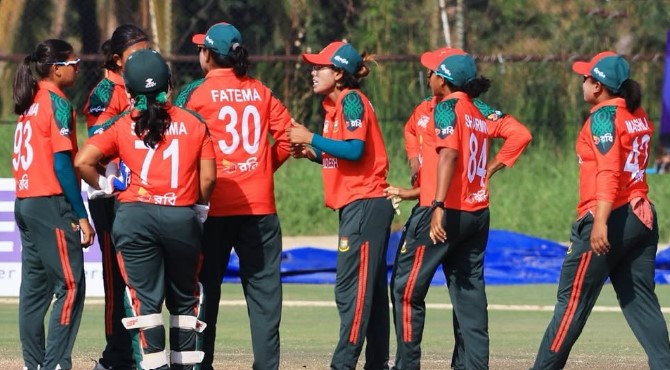 পাকিস্তানকে উড়িয়ে ফাইনালে ভারতকে পেল বাংলাদেশের মেয়েরা