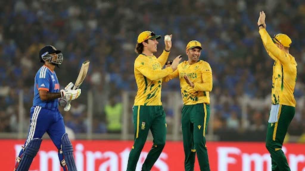 নিজেদের বিশ্বকাপের ইতিহাসে সবচেয়ে বড় লজ্জা পেল ভারত। ৯১ হাজার দর্শকের সামনে শিরোপার রেসে টিকে থাকার লড়াইয়ে কঠিন ধাক্কা খেল বর্তমান চ্যাম্পিয়ন দলটি