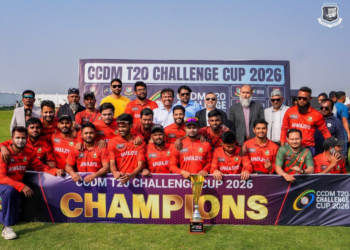 সিসিডিএম টি-টোয়েন্টি চ্যালেঞ্জ কাপের ফাইনালে গতকাল রবিবার ঢাকার পূর্বাচল ক্রিকেট গ্রাউন্ডে আগ্রাণীকে ৫ উইকেটে হারিয়ে চ্যাম্পিয়ন হয়েছে আপরাজেয়। চ্যাম্পিয়ন দলের হাতে ট্রফি তুলে দেন বিসিবিরসহ সভাপতি ফারুক আহমেদ-ছবি বিসিবি