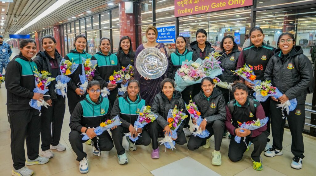চ্যাম্পিয়ন হয়ে দেশে ফিরেছে নারী ক্রিকেট দল