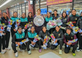 চ্যাম্পিয়ন হয়ে দেশে ফিরেছে নারী ক্রিকেট দল