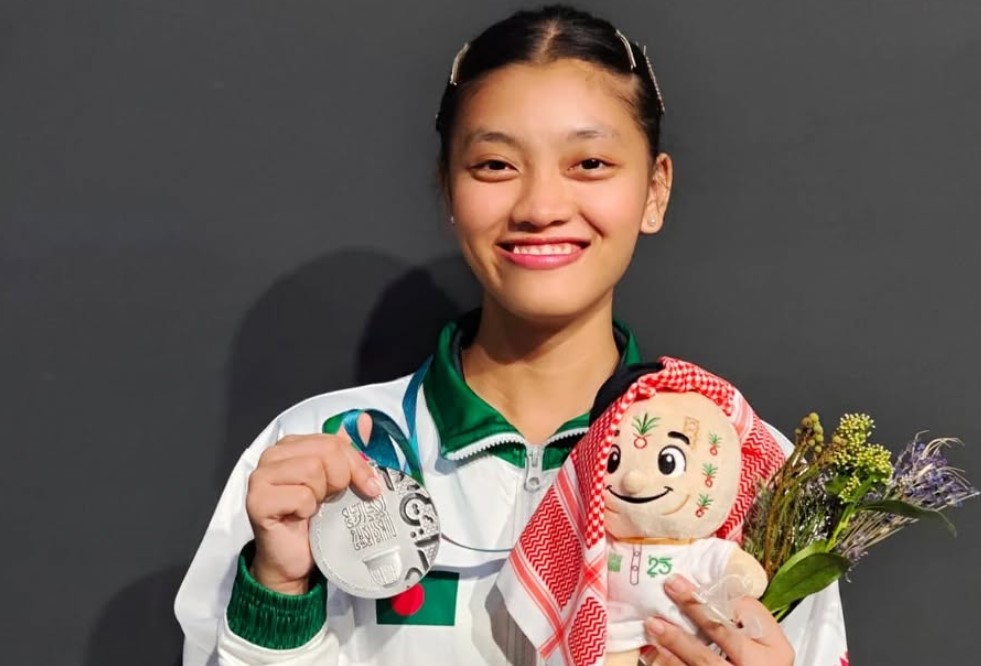 জেলা প্রশাসন থেকে বাড়ি পাচ্ছেন খৈ খৈ মারমা।