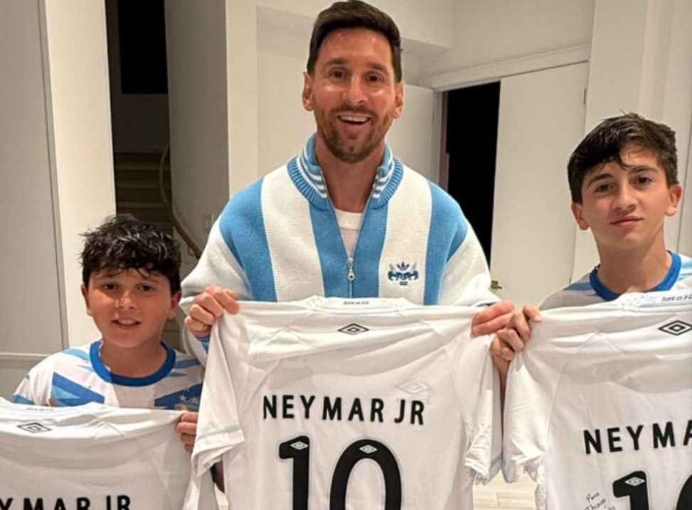 বিশ্বকাপের আগে বন্ধু নেইমারের যে উপহার পেলেন মেসি
