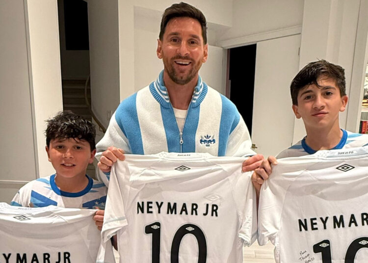 বিশ্বকাপের আগে বন্ধু নেইমারের যে উপহার পেলেন মেসি