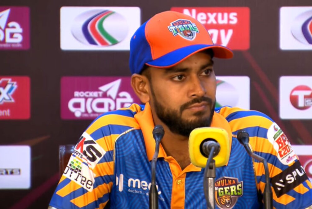 যে কারণে শেষ ওভারে হোল্ডারকে বোলিং দেয়নি মিরাজ