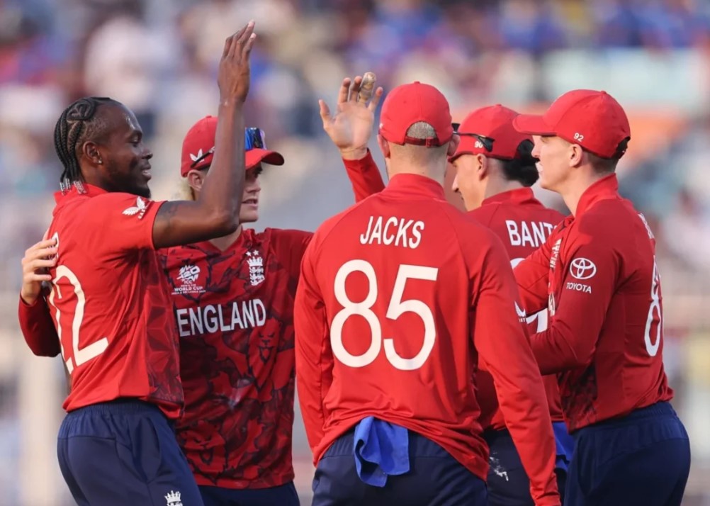 লড়াই করে ইংল্যান্ডের কাছে হারল ইতালি