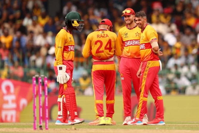 শ্রীলঙ্কাকেও হারিয়ে ‘বি’ গ্রুপে অপরাজিত চ্যাম্পিয়ন জিম্বাবুয়ে।