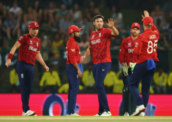 সেমিফাইনালে ইংল্যান্ড - সমীকরণের মারপ্যাঁচে পাকিস্তান