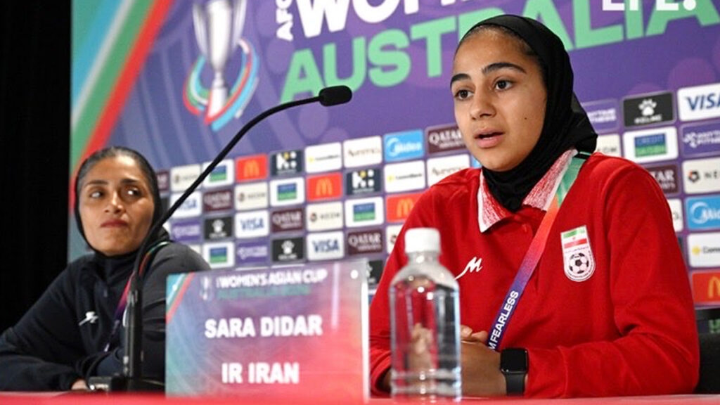 অস্ট্রেলিয়ায় কাঁদছেন ইরানের নারী ফুটবলাররা